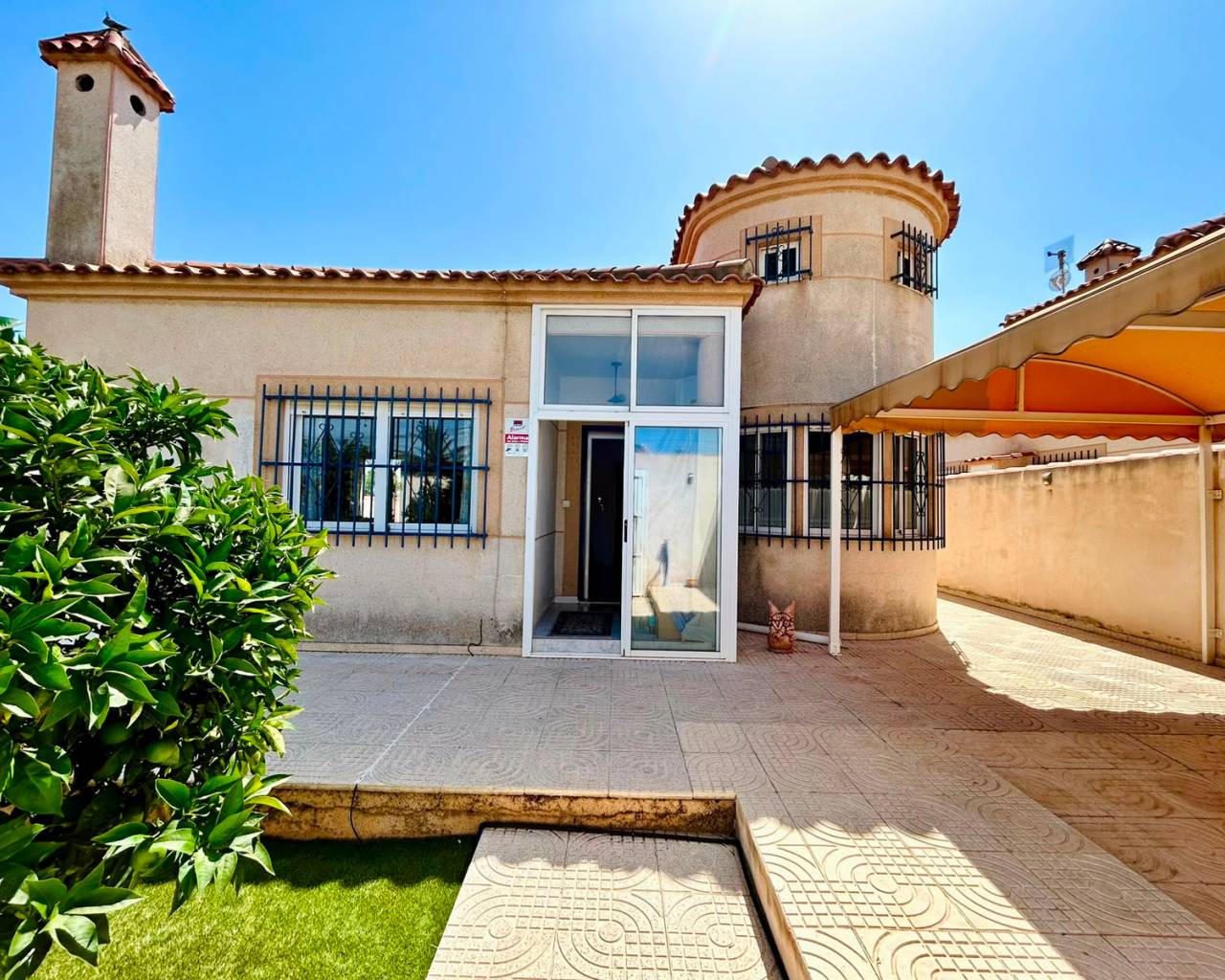 - VILLA - Resale - Torrevieja - Urbanización San Luis